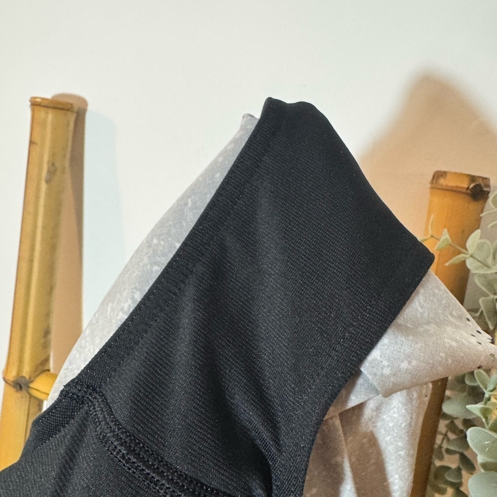 Lululemon Fast and Light Short - Size 6 - Picture 7 of 7